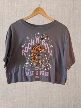 Modern Lux Rock N Roll Tiger Crop Tee | Charcoal Gray | Size L